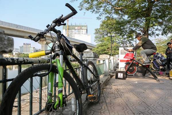 Hà Nội: Người dân hào hứng thử nghiệm xe đạp lọc nước bên hồ Hoàng Cầu