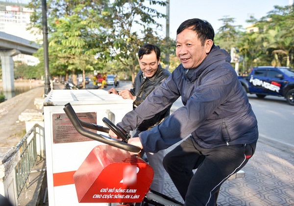Hà Nội: Người dân hào hứng thử nghiệm xe đạp lọc nước bên hồ Hoàng Cầu